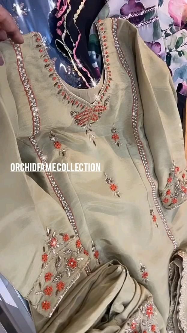 Royal Wedding Dresses, Designer Suits For Wedding, Latest Punjabi Suits, Punjabi Dress Design, Punjabi Suits Designer Boutique, Embroidery Suits Punjabi, Embroidery Fashion Detail, Trendy Suits, Latest Dress Design