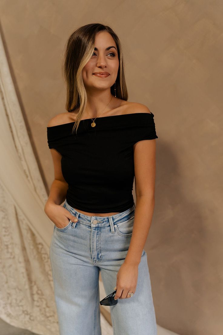 Off Shoulder Top Outfit, Cropped Tee Outfit, Nerd Core, Off The Shoulder Top Outfit, Shoulder Tops Outfit, Tee Outfit, Shoulder Crop Top, Off The Shoulder Top, Fashion Aesthetic