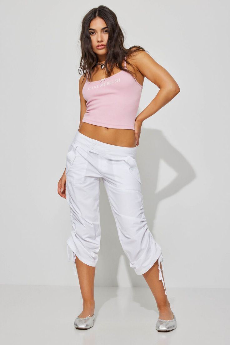 White Capris Outfit, White Capri Outfits, Capris Outfit, Capri Outfits, White Capri Pants, Capri Trousers, White Capris, Long Shorts, Fit Inspo