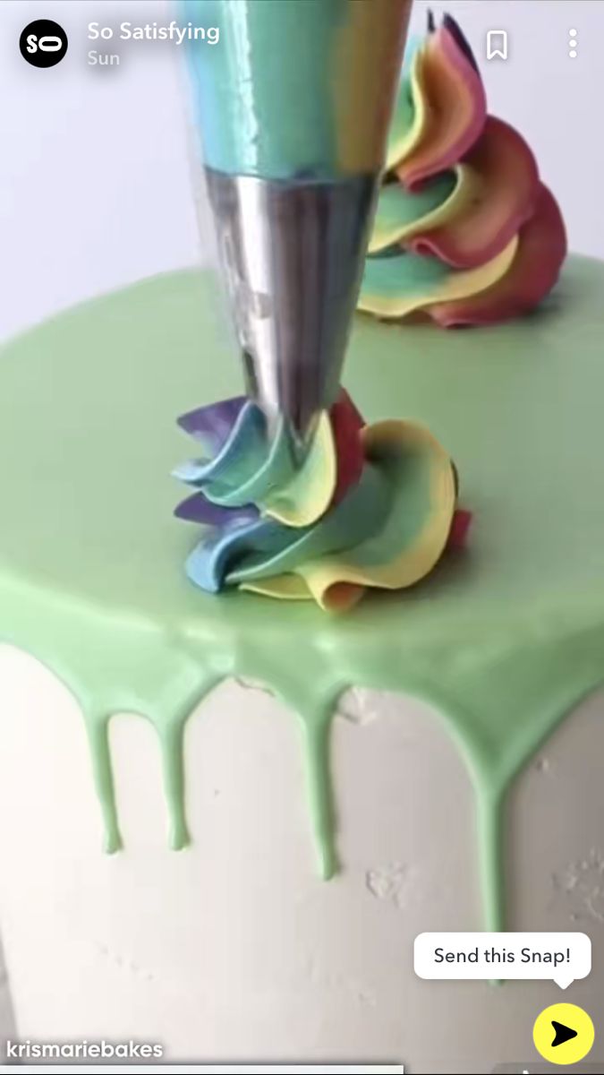 Ombre Piping Techniques, 2 Color Icing Piping, Multicolor Icing Piping, Piping Balloons On Cake, Colourful Buttercream Cake, Multicolored Frosting Piping, Colorful Buttercream Cake, Multi Color Frosting Piping, How To Make A Piping Bag