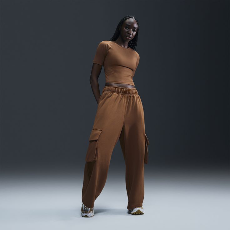 Call them drapey or call them slouchy—these pants are that and more. They’re crafted with unbrushed French terry cotton for breathability and an oversized fit for a laid-back look. African Sportswear, Athlesiure Fits Women, Exercise Clothes For Women, Athleisure Editorial, Stylish Workout Clothes, Loft Fashion, Studio Shots, Nike Sportswear Women, Team 2