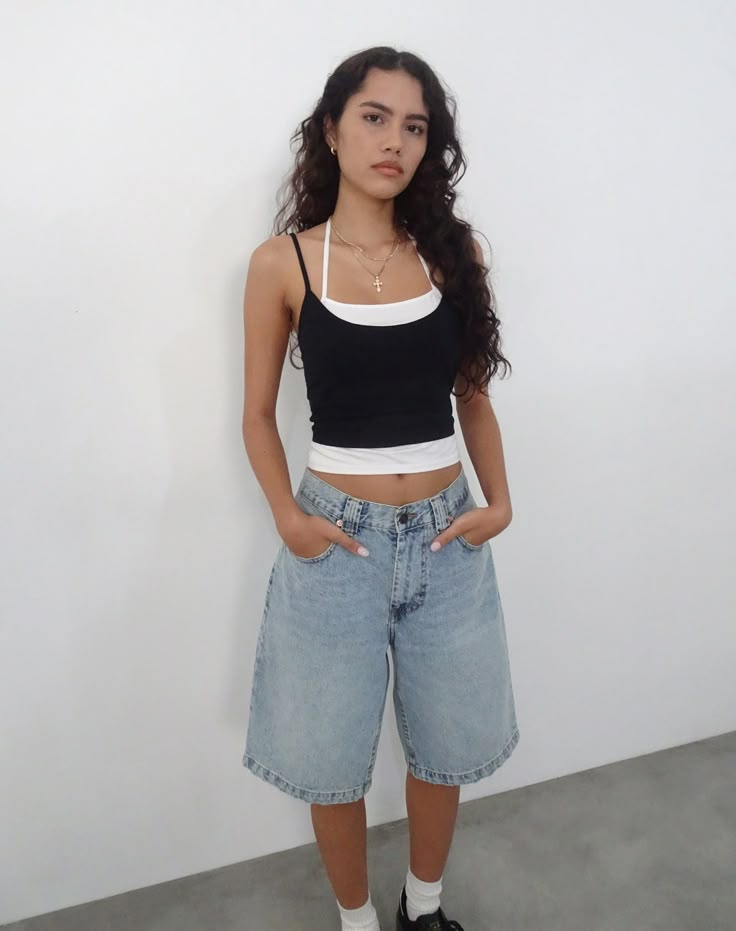 Summer Outfits With Crop Tops, Short Clothes Women Outfit, Black And White Layered Outfits, Layered Tank Tops Outfits, Cami Layering Outfit, Layer Tank Top Outfits, Styling White Shorts, Layer Outfits Summer, Cami Top Outfit Summer