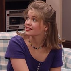 Dj Tanner Hair Short, Dj Tanner Short Hair 90s, Dj Full House Hair, Dj Tanner Style, Dj Tanner Icons, 80s Hairstyles Shoulder Length, Candace Cameron Bure 90s, Dj Tanner Short Hair, Dj Tanner Outfit 90s Fashion