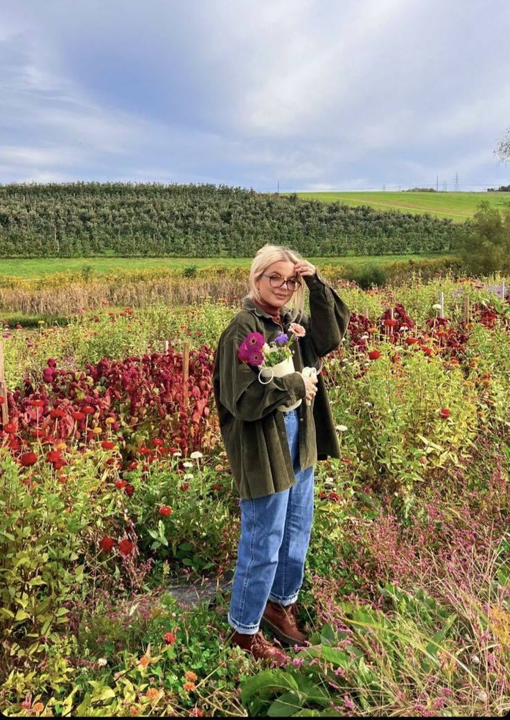 Maria Layton apple picking fall pa style Boho Farm Outfit, Scotland Honeymoon Outfits, Aquarium Outfit Ideas Fall, Granola Academia, Scottish Style Women, Western Mountain Aesthetic Outfits, Maria Layton Outfit, Farm Outfit Aesthetic Winter, Fall Farm Outfit