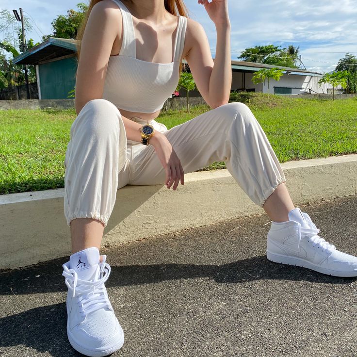 Jordan 1 White Outfit, White Jordans Outfit, Jordan 1 Mid Outfit, All White Jordan 1, Jordan 1 Mid Triple White, Air Jordan 1 White, Air Jordan 1 Mid White, White Outfits For Women, Jordan 1 Mid White