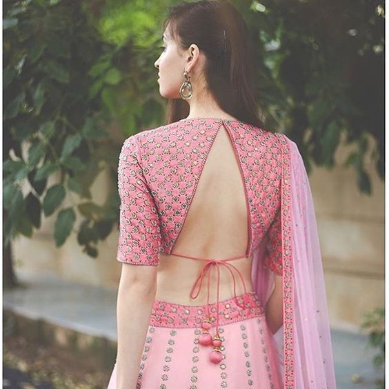 Choli Blouse Design, Indian Blouse Designs, Outfit Elegantes, Blouse Designs Catalogue, Backless Blouse Designs, Lehenga Blouse Designs, Blouse Back Neck Designs, Blouse Design Images, Sari Blouse Designs