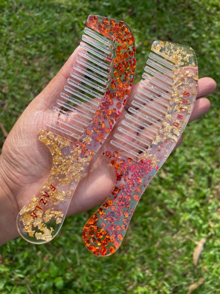 Resin combs #resin #resinartist #resincomb Resin Comb, Candle Business, Hair Combs, Resin Material, Pretty Hair, Resin Diy, Hair Brush, Hair Comb, Resin Crafts