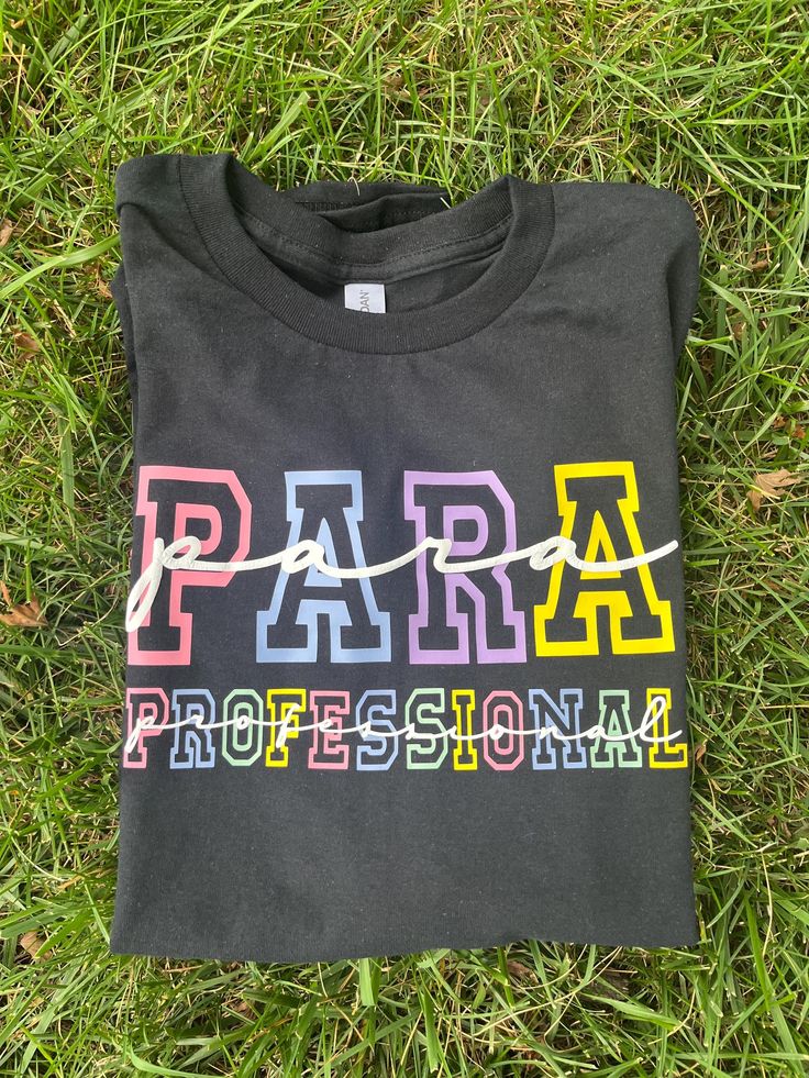 Para Professional T-shirt/school T-shirt Casual Streetwear T-shirt For Back To School, Graphic Tee Crew Neck T-shirt For Campus, Graphic Tee T-shirt With Crew Neck For Campus, Graphic Tee Crew Neck For Campus, Multicolor Name Print T-shirt For End Of School Year, Campus Style Graphic Tee With Graphic Print, School T-shirt With Screen Print, Campus Graphic Tee With Graphic Print, School Cotton T-shirt With Screen Print