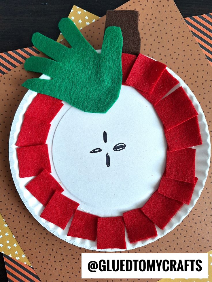 a paper plate with a red and green decoration on it that says gluetomycrafts