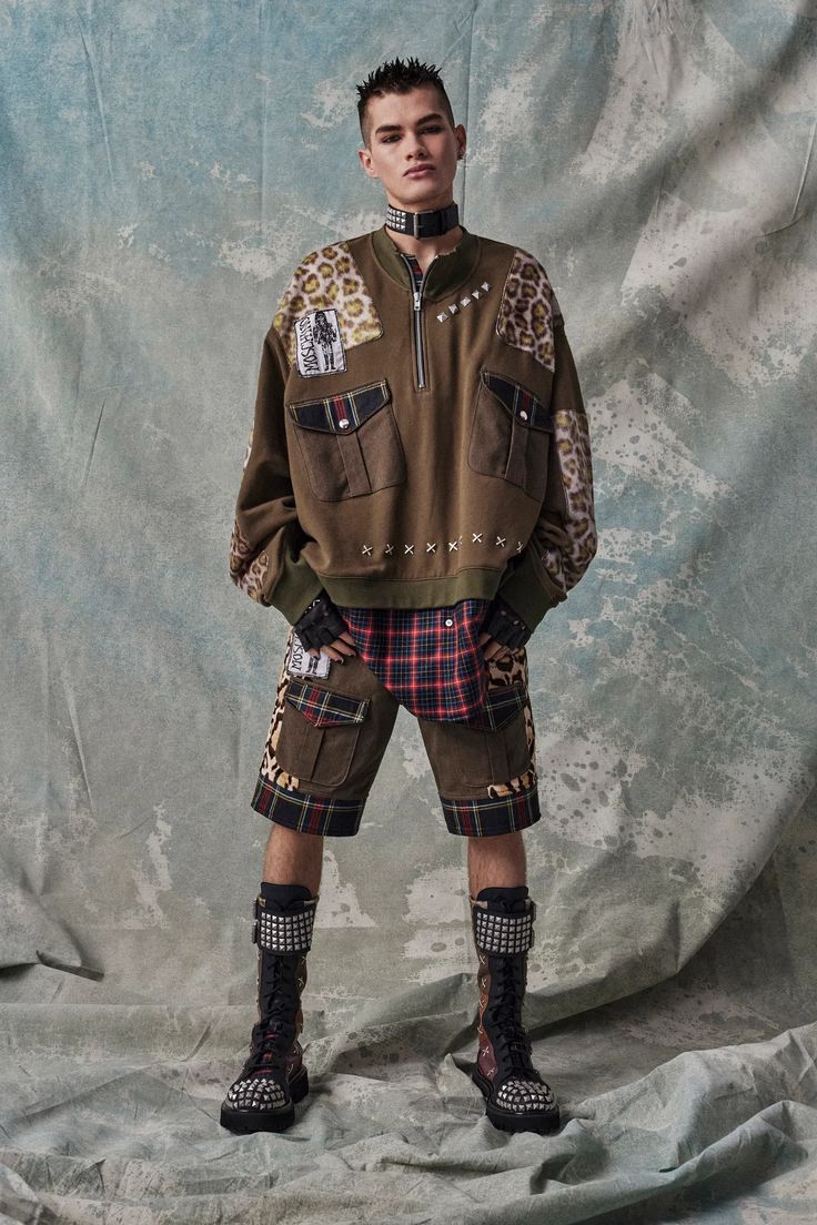 Moschino Pre-Fall 2023 Menswear Fashion Show | Vogue Punk Fashion Male, Punk Outfits Men, Men Punk Fashion, Punk Fashion Men, Solarpunk Fashion, 2023 Menswear Fashion Show, Punk Man, Estilo Punk Rock, Punk Style Outfits