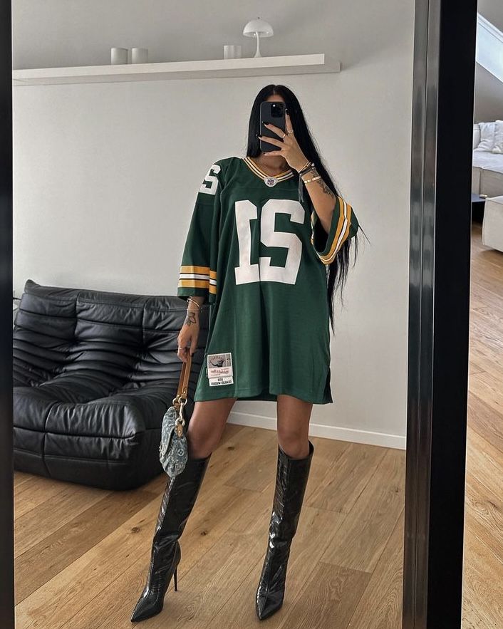 Street Wear Dress Outfits, Nba Wife Outfit, Oversized Jersey Outfit Women, Nfl Wife Outfits, Casual Sport Outfits, Football Sunday Outfit, Jersey Dress Outfit, Outfit Ideas Baddie, Diesel Heels