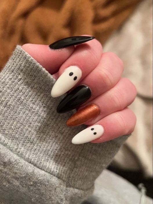 Cute Easy Halloween Nails Short, Very Simple Halloween Nails, Subtle Spooky Makeup, Cute Subtle Halloween Nails, Fall Nails 2023 Simple, Cute Simple Halloween Nail Designs, Glitter Ghost Nails, Halloween Nails Simple Easy, Halloween Nails 2023 Simple