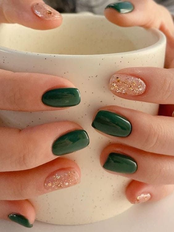 Nail Emerald Green, Festive Green Nails, Fall Season Nails Green, Nail Design Green And Gold, Christmas Nails Multi Color, December Gel Nails Short, St Patricks Day Nails Gel Short, Fun Nails Winter, Green Manicure Short Nails