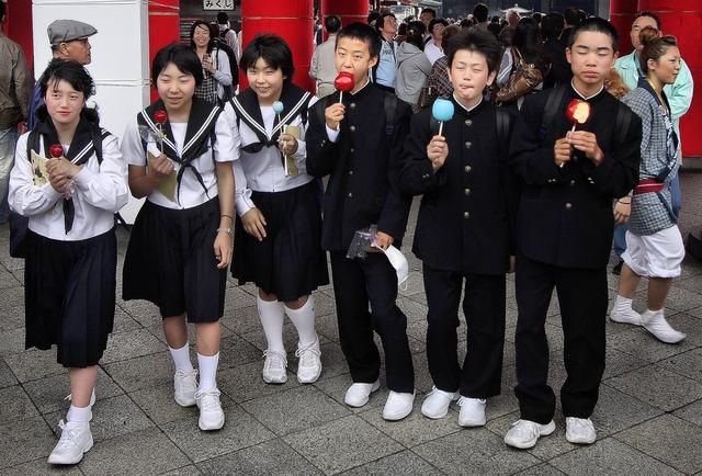 Japan introduced school uniforms in the late 19th century. Today, school uniforms are almost universal in the public and private school systems. They are also used in some women's colleges. The Japanese word for uniform is seifuku (制服) Japanese Student Council Uniform, School Uniform Japan, Japanese Middle School, Indie Pictures, Japanese High School Uniform Boys, Japan Highschool Uniform, Japanese High School Uniform, Japanese Uniform, School Uniform Fashion