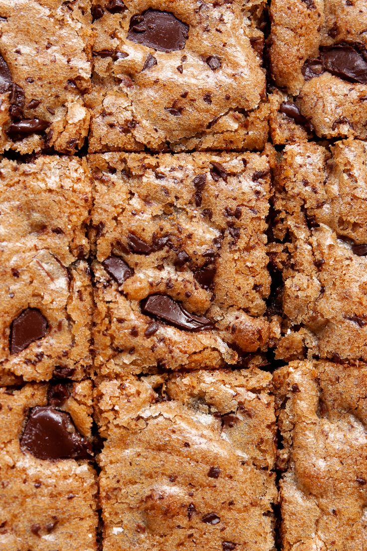 chocolate chip cookies are arranged in rows on top of each other