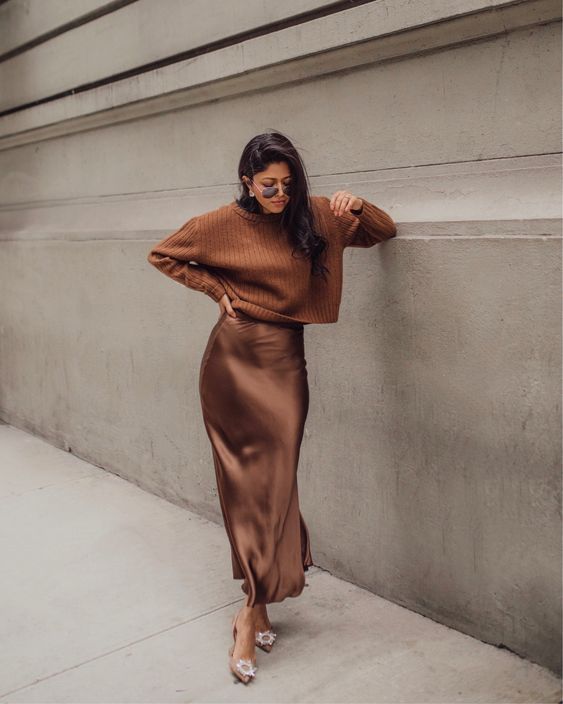 street style trends silk satin skirt midi fall summer outfits ideas Satin Dress Outfit Ideas, Satin Midi Skirt Outfits, Satin Dress Outfit, Satin Skirt Outfit, Rok Outfit, Recycled Cashmere, Skirt Tulle, Midi Skirt Outfit, Satin Midi Skirt