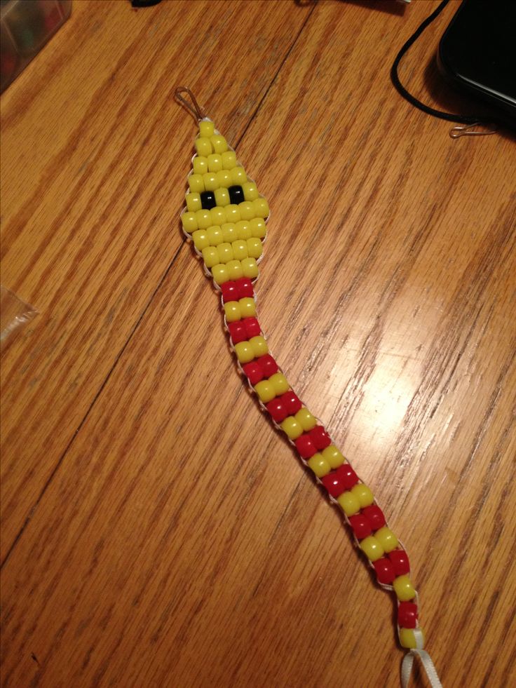 a piece of string art made to look like a corn on the cob character