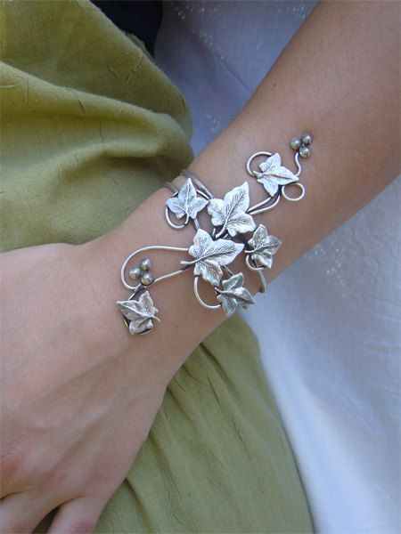 Hey, I found this really awesome Etsy listing at https://www.etsy.com/listing/186398199/bracelet-ivy-leaves Carcase Iphone, Ivy Cottage, Leaf Bracelet, Metal Clay, Pretty Jewellery, Bling Bling, Wire Jewelry, Jewelry Inspiration, Ivy