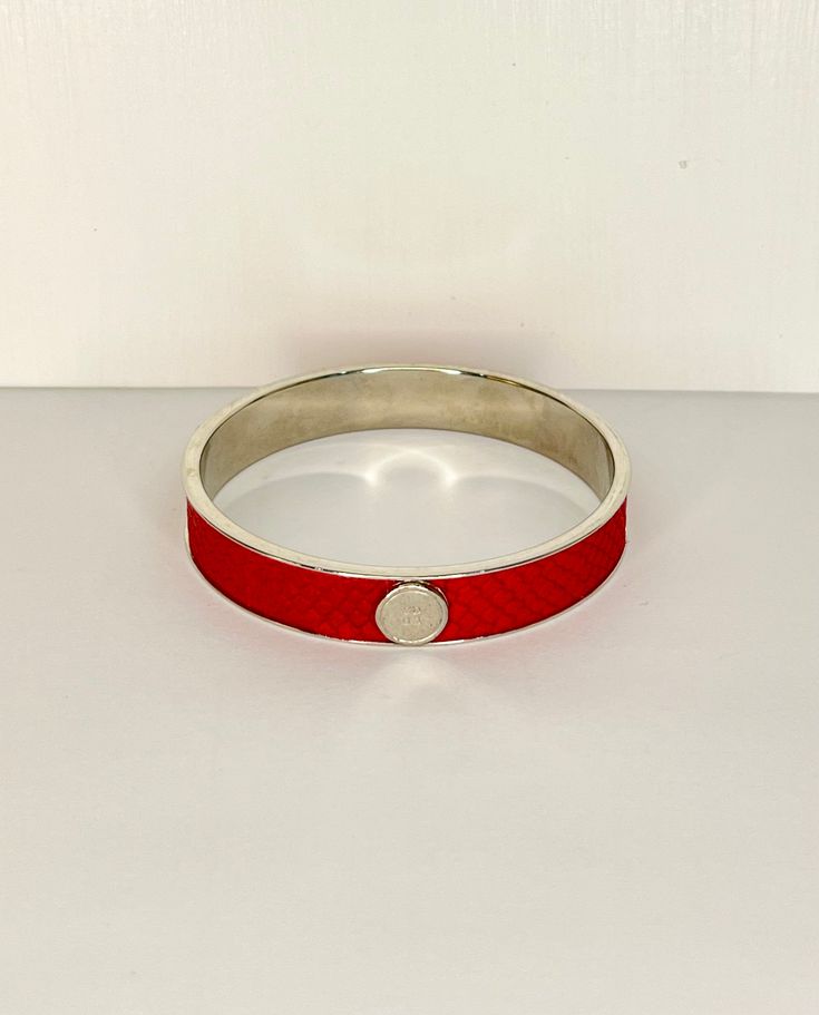 These bangles are made from our custom designed Italian leathers. They add a fun pop to your outfit and can match your bag too! Italian leather Made in New York City 18k gold plate or Rhodium plate 7/8" wide with a 2 1/2" opening - bangle does not open Leather Bangle, Gold Bangles, You Bag, Emboss, Italian Leather, Rhodium Plated, Silver Gold, York City, New York City