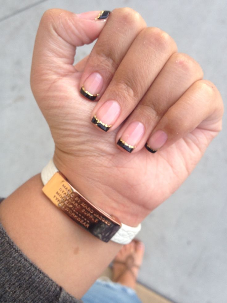 Black tip w.gold line Gold French Tip Square, Black Nails Gold Line, Black French Tip Nails Gold Accent, Gold Nails Black Tips, Black French Tip With Gold Line, Black Tip With Gold Line Nails, Gold Tip Nails, Black Toe Nails, Black French Manicure