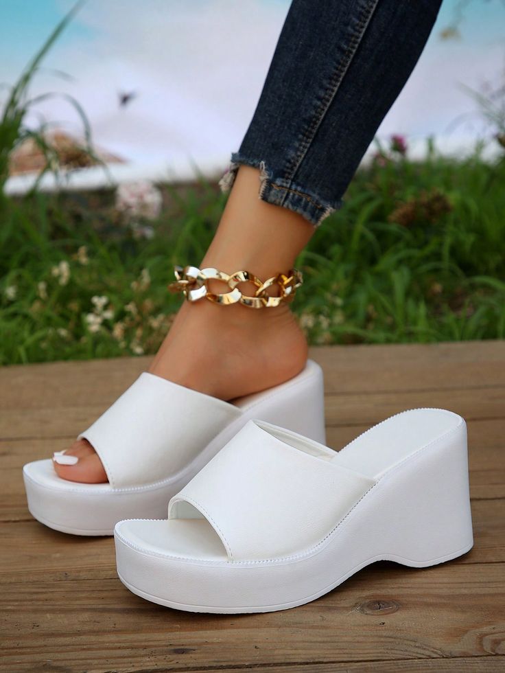 Stylish Shoes For Women, White Platform Sandals, Shoe Makeover, Pretty Sandals, Platform Flip Flops, White Wedges, Cute Slippers, Shoes Outfit Fashion, White Platform