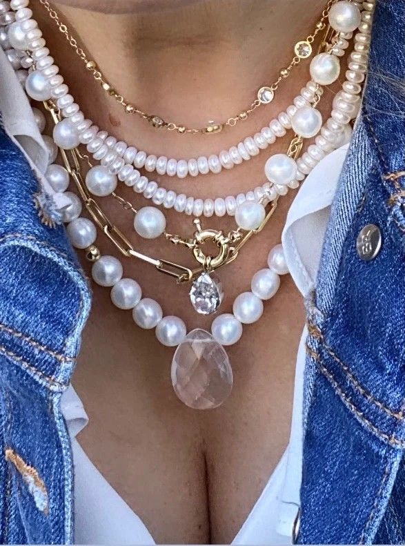 Stacked Pearl Necklace, Pearl Necklace Outfit, Long Pearl Necklace, Long Pearl Necklaces, Effortless Fashion, Sacral Chakra, Jewelry Lookbook, Layered Jewelry, Solar Plexus