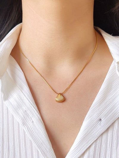 Seashell Pendants, Pendent Necklace, Jewelry Style, Pure Beauty, Jewelry Gold, Birthstone Jewelry, Silver Necklaces, The Ocean, Custom Jewelry