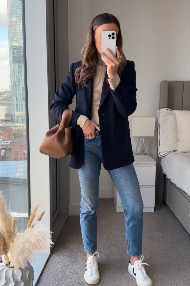 Navy Blazer Outfits, Blue Blazer Outfit, Blue Blazer Women, Blazer Outfits Casual, Look Adidas, Blazer Outfits For Women, Casual Blazer Women, Jeans Outfit Women, Blazer Outfit