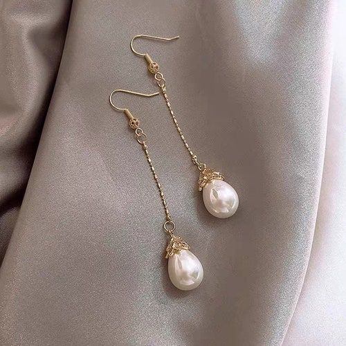 Drop Pearl Earrings, Earrings With Pearls, Red Heart Earrings, Reflecting Light, Prom Jewelry, Looks Black, Jewelry Lookbook, Jewelry Wedding, Jewelry Inspo