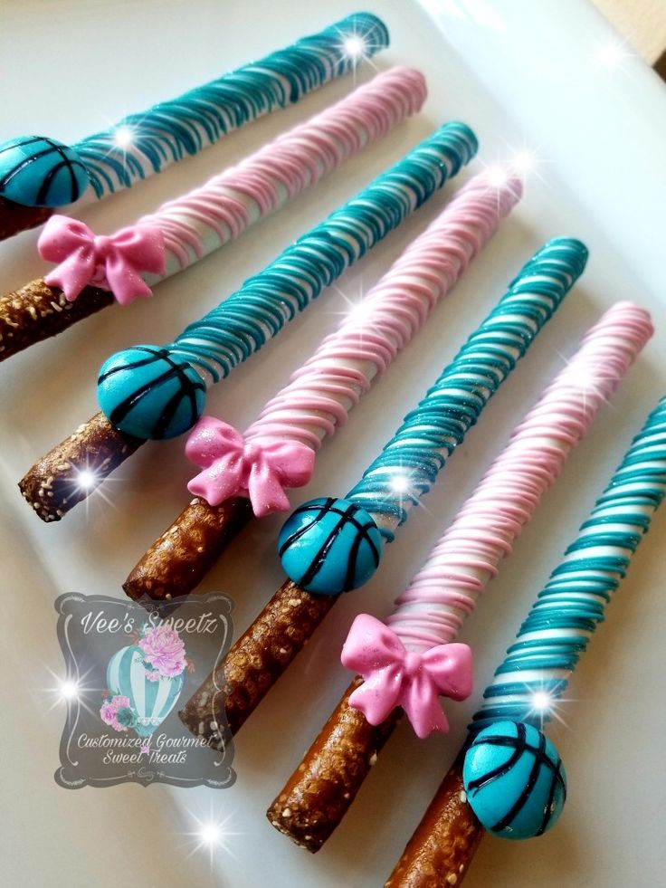 there are many candy sticks with bows on them