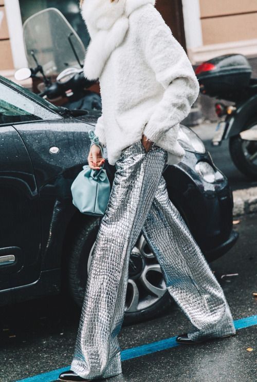 Paris Fashion Week Street Style Silver Pants, Pockets Pants, Paris Mode, Paris Fashion Week Street Style, Collage Vintage, Looks Street Style, Street Style Inspiration, Mode Inspo, Looks Chic