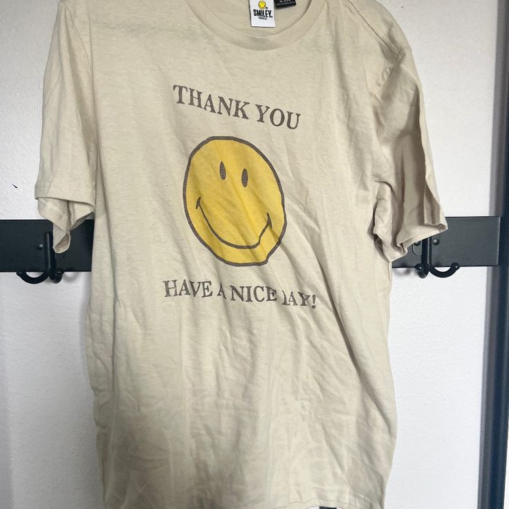 Smiley Face Tee Beige Crew Neck T-shirt With Screen Print, Retro Beige Short Sleeve T-shirt, Beige Crew Neck T-shirt With Letter Print, Yellow Retro Short Sleeve T-shirt, Retro Yellow Short Sleeve T-shirt, Retro Beige Crew Neck Top, Basic Yellow T-shirt With Graphic Print, Retro Yellow Slogan Tops, Retro Yellow Tops With Slogan