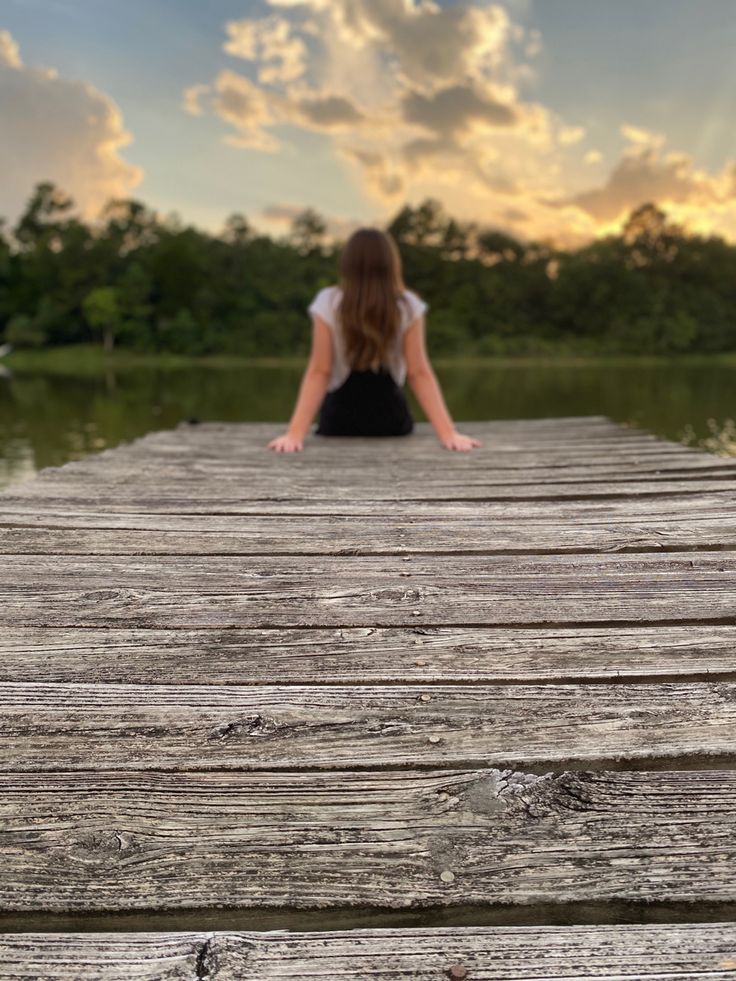 Pond Pictures Photography, Poses At Lake, Lake Poses Picture Ideas By Yourself, Photoshoot Near Lake, Cottage Pictures Ideas, Country Sweet 16 Photoshoot, Dock Photoshoot Ideas, Senior Pictures By Pond, Dock Ideas Lakeside Pictures