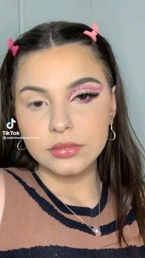 Make Up For Barbie, Concert Glam Makeup, Cute Eye Looks Eyeshadows, Simple Makeup Looks With Color, Karol G Makeup Ideas, Awesome Makeup Looks, Pink Eyeshadow For Hooded Eyes, Pink Makeup Rhinestones, Rbd Concert Makeup