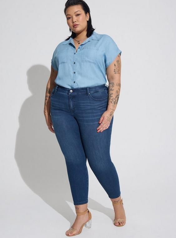 FIT Model is 5'9” wearing size 1. Measures 31” from shoulder (size 2). . MATERIALS + CARE Chambray woven fabric. 100% tencel. Machine wash cold. . Imported. DETAILS Collared. . Dolman sleeves. Button front. Chest pockets. The best plus size women's button up dolman chambray shirt & denim shirts in light blue made of tencel. Torrid is your destination for the freshest spring and summer styles. Torrid is your destination for plus size SALE > CLEARANCE merchandise. Chiffon Tunic, Shirt Outfits, Peplum Shirts, Denim Shirts, Cute Blouses, Summer Styles, Cold Shoulder Blouse, Chambray Shirt, Best Jeans