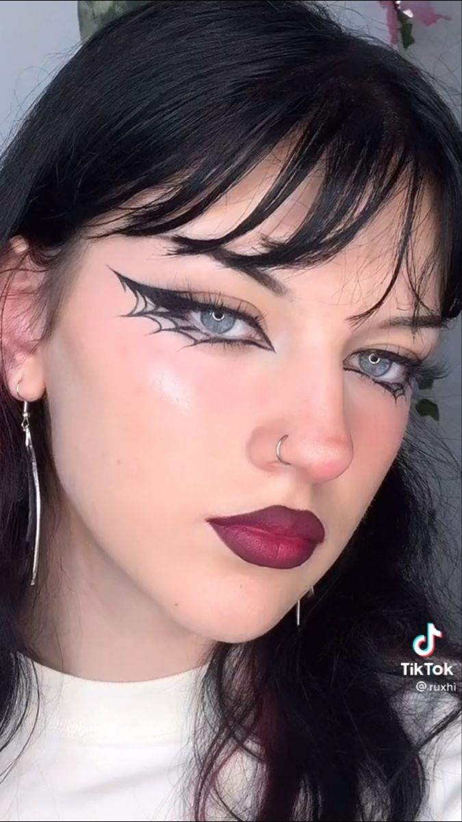 Spider Web Liner, Spiderweb Makeup Eye, Web Eyeliner, Spiderweb Makeup, Spiderweb Eyeliner, Addams Family Costume, Addams Family Costumes, Makeup Hacks, Addams Family