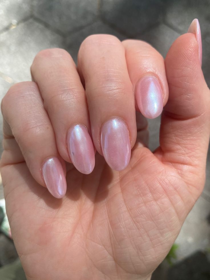 Oval Pearl Nails, Shiny Metallic Nails, Oval Nails Pearl, Pearl Nails Color, Round Holographic Nails, Chrome Nails Short Coffin, Gel Nails Ideas Short Korean, Pearlescent Pink Nails, Sheer Metallic Nails