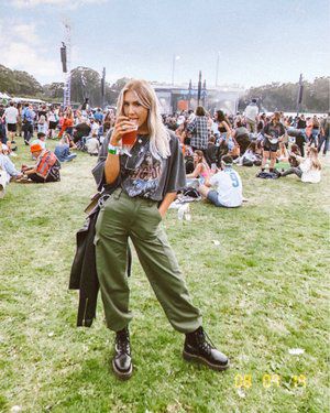 Festival Streetwear Outfit, Edgy Music Festival Outfit, Music Festival Fall Outfits, Picnic Day Outfit Winter, Festival Outfits Alternative, Sylvan Esso Concert Outfit, Casual Fall Festival Outfit, Concert Outdoor Outfit, Festival Cold Outfit