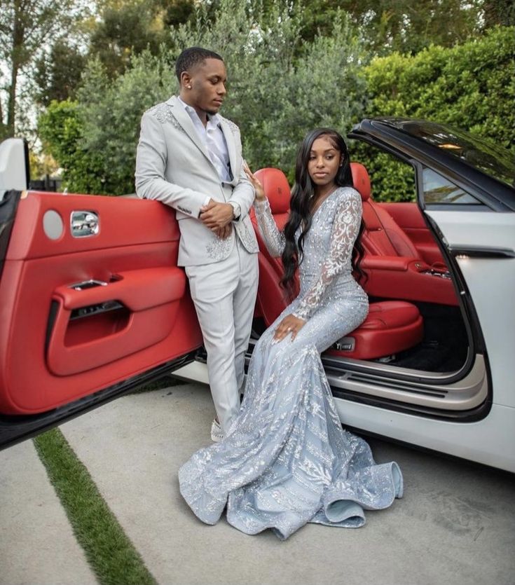 Silver Prom Suits, Prom Outfits For Guys, Tight Homecoming Dresses, Prom Pictures Couples, Silver Prom Dress, Prom Photoshoot, Grey Prom Dress, Prom Inspiration, Prom Couples