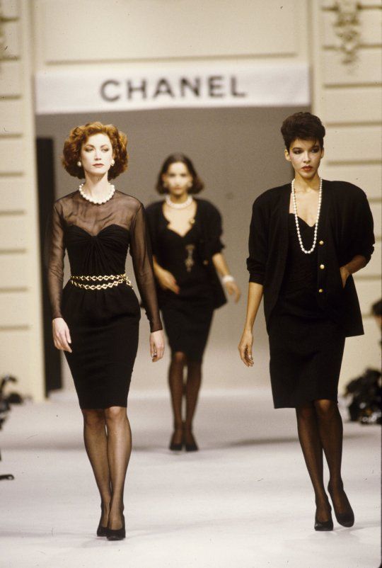 80s Fashion Show, Jean Shrimpton, Chanel Runway, 90s Runway Fashion, Lauren Hutton, Mode Chanel, 80s And 90s Fashion, Chanel Couture, Cindy Crawford