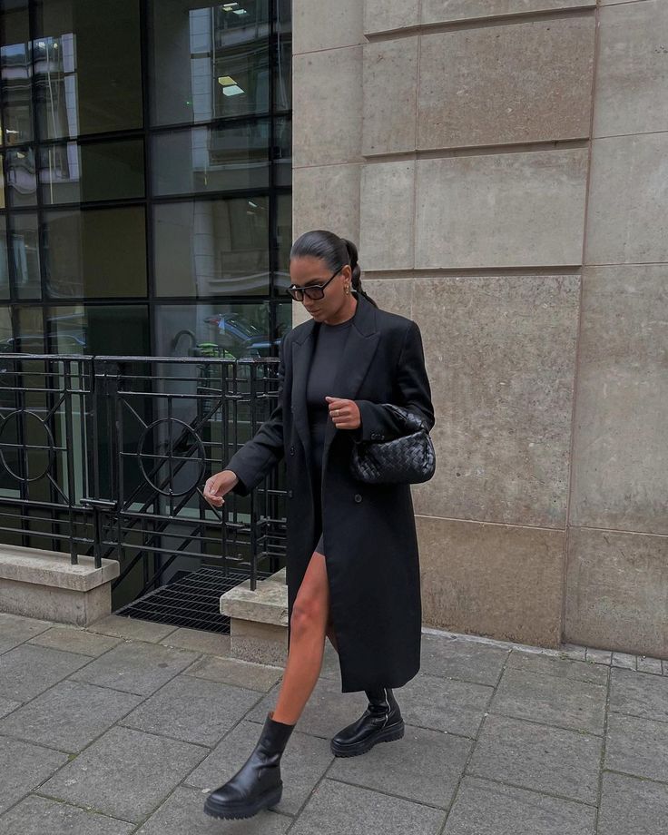 How To Style Black Boots, All Black Winter Outfit, Style Black Boots, Charlotte Emily Sanders, Emily Sanders, Charlotte Emily, All Black Outfits, Fashion Rules, Bottega Veneta Bag