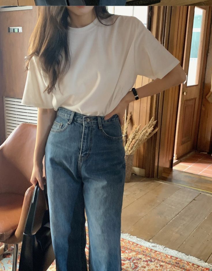 Plain White Shirt Outfit Aesthetic, White Tshirt And Jeans Outfit Korean, White Plain Tshirt Outfits, Plain Outfit Aesthetic, Jeans And T Shirt Outfit Korean, Plain White Tshirt Outfit Aesthetic, White T Shirt Outfit Korean, Box T Shirt Outfit, Basic White Outfits