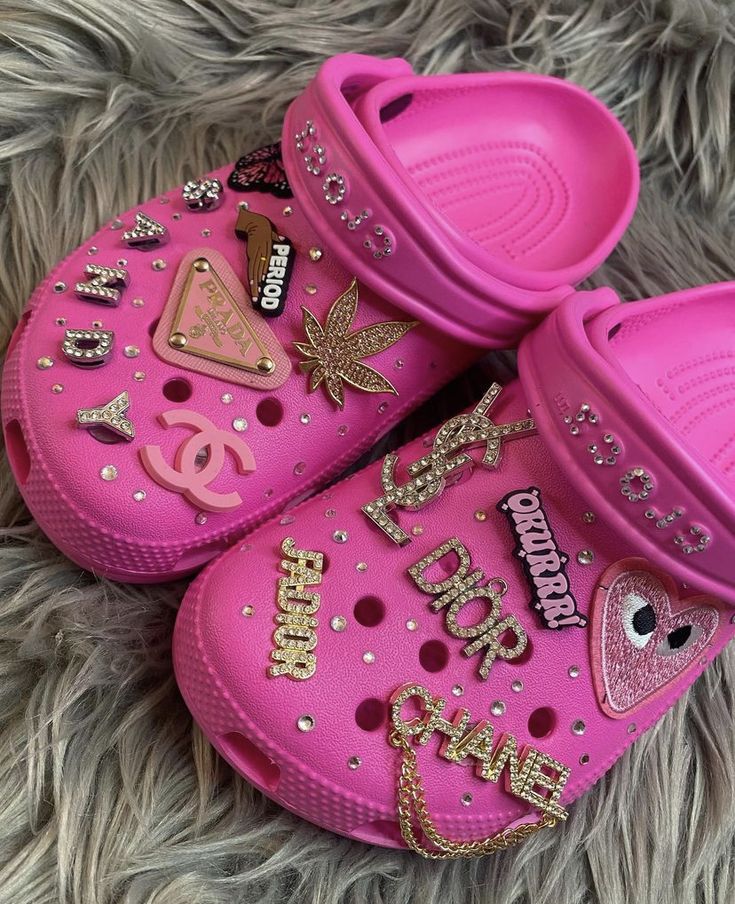 White Crocs Pink Charms, Cute Crocs Ideas, Hot Pink Crocs With Jibbitz, Pink Crocs With Charms, Pink Crocs With Jibbitz, Pink Crocs Aesthetic, Designed Crocs, Hot Pink Crocs, Cute Crocs Shoes