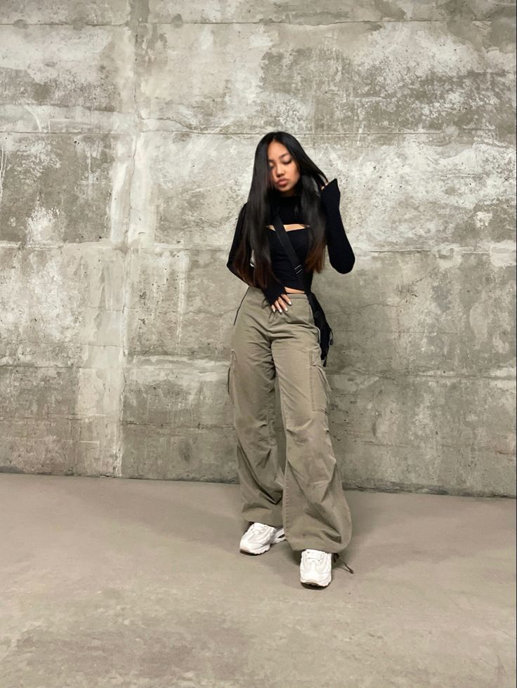 Nike 95s Outfit, Post Archive Fashion Women, Winter Parachute Pants Outfit, Garage Parachute Pants, How To Style Parachute Pants Winter, Parachute Pant Outfits, Gorpcore Editorial, Parachute Pants Outfit Streetwear, Air Max 95 Outfit Woman