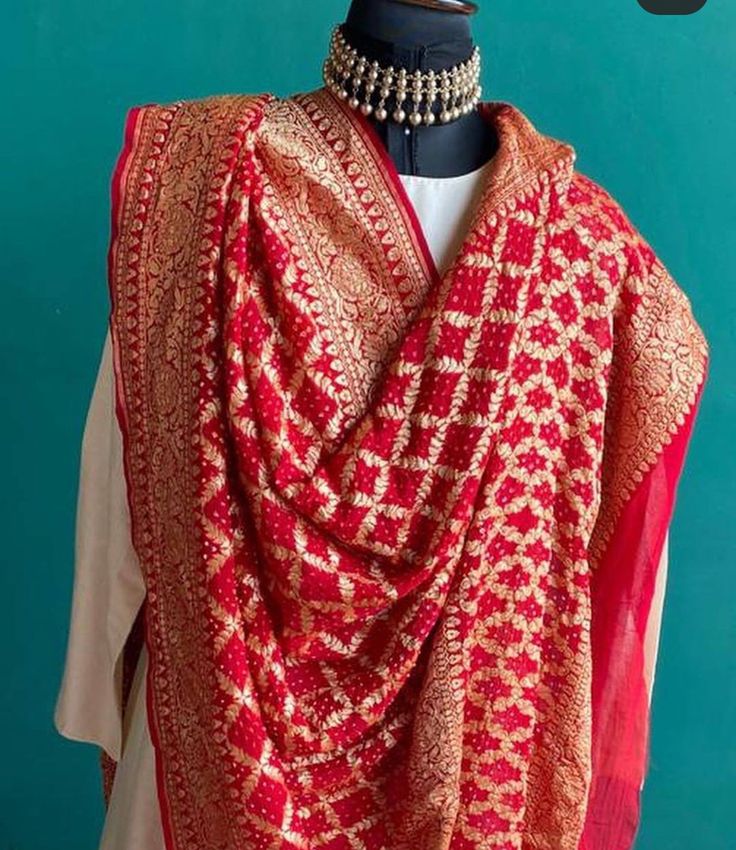 This Banarsi dupatta made of gajji silk is Just WOW🔥🔥.....give yourself a royal look by adding this dupatta to your Wardrobe🔥❤️ #banarasidupatta #gajjisilk #banarsitrend #weddinglook #lovered❤️ Follow for More😊 Dupatta Designs Ideas, Plain Kurti Designs, Banarsi Dupatta, South Indian Wedding Hairstyles, Simple Kurti Designs, Sisters Dress, Sari Blouse Designs, Long Dress Design, Indian Dresses Traditional