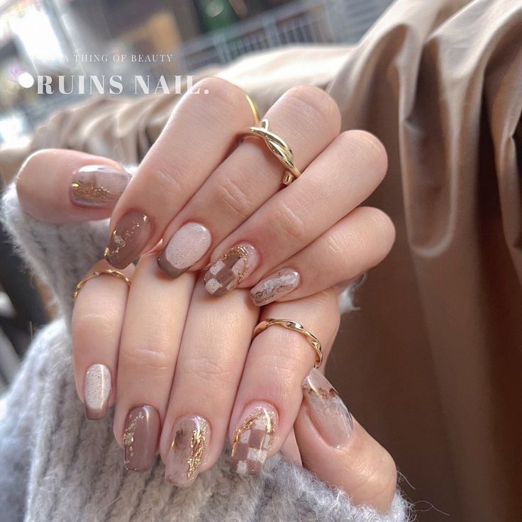 Nail Art Simple Elegant Natural Brown, Nailart Designs Elegant, Korean Nails Art, Nail Art Elegant Classy Beautiful, Nailart Simple Elegant, Nail Art Coklat, Nail Art Simple Elegant Natural, Nail Art Aesthetic Pastel, Nail Art Simple Elegant Classy