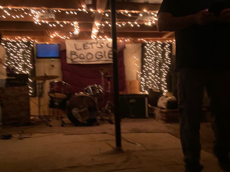 Garage Concert Aesthetic, Real Grunge Aesthetic, Basement Punk Shows, Basement Band Aesthetic, Punk House Aesthetic, House Show Aesthetic, Underground Aesthetic Grunge, Grunge Basement, British Punk Aesthetic