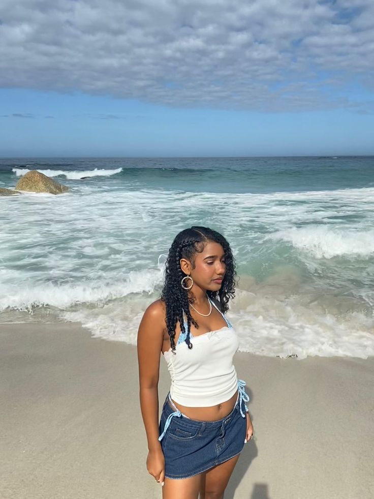 #summer poses # beach fits # aesthetic background inspo #pose inspo # fit inspo # summer fit inspo # curly hairstyles aesthetic Curly Hair At Beach, Birthday Curly Hair, Beach Fits Aesthetic, Curly Beach Hairstyles, Curly Hairstyles Aesthetic, Summer Poses Beach, Island Gyal, Homework Tracker, Hairstyles Aesthetic