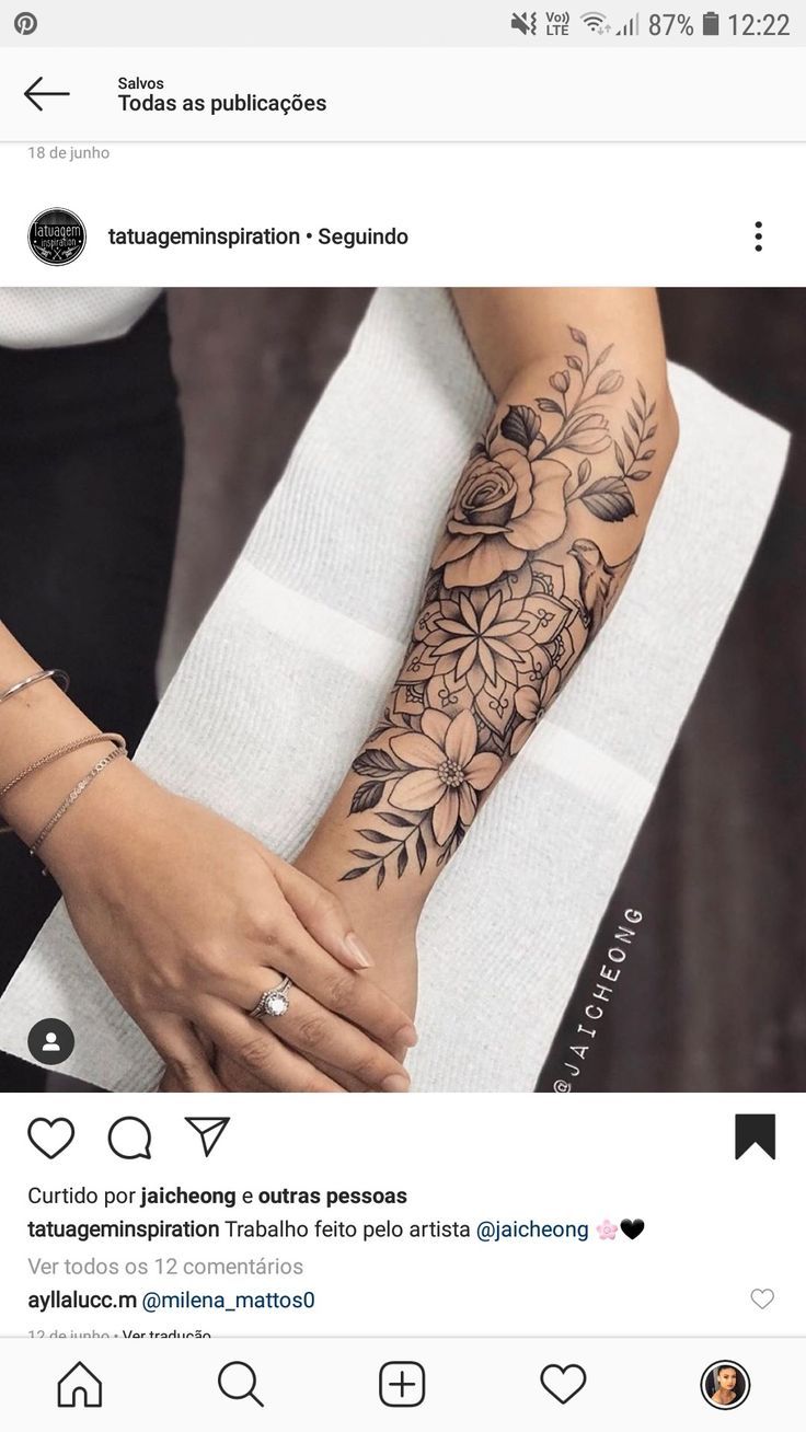 a woman holding her arm with flowers on it and the words instagram written in spanish