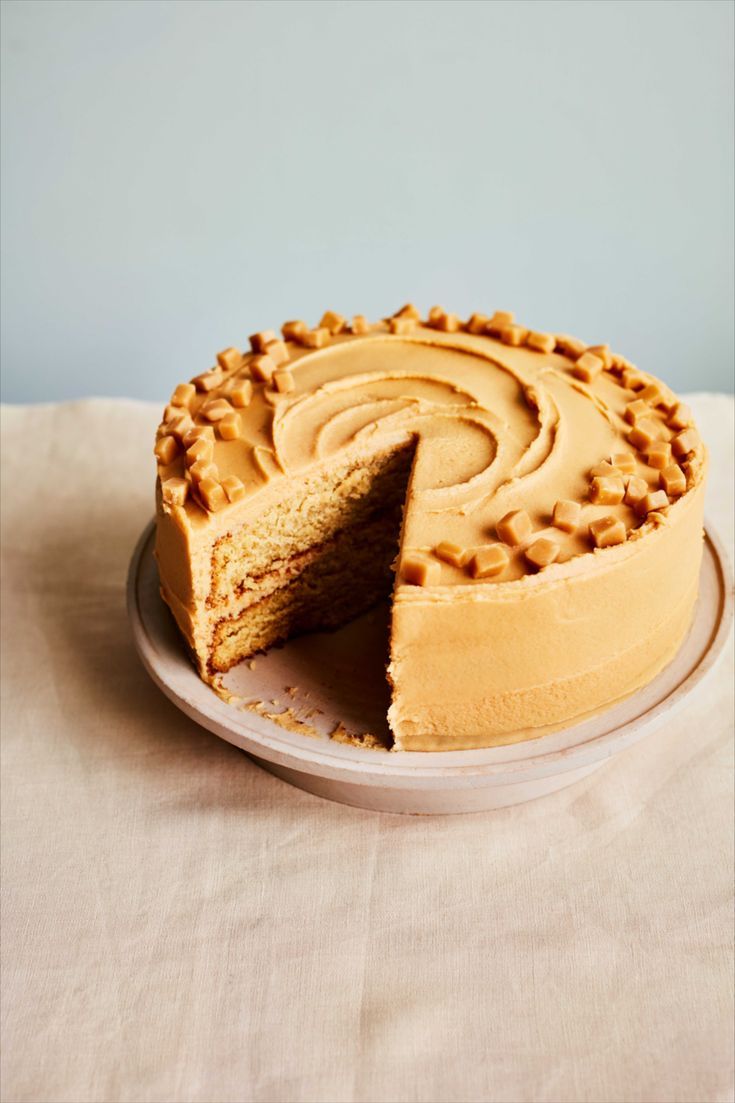 two layer caramel cake with pale caramel icing and topped with small caramel chunks Salted Caramel Cake Recipe, Caramel Layer Cake, Mary Berry Cakes, Mary Berry Cooks, Cake Recipes Uk, Strawberry Icebox Cake, Caramel Cake Recipe, Kek Lapis, Mary Berry Recipe